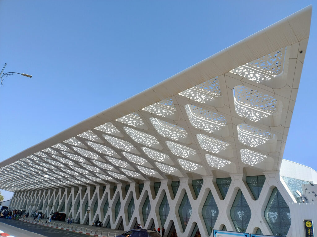 L’aeroporto Menara di Marrakech. Si notino le ombre date dalle schermature. Studio marocchino Abdou Lahlou e dallo studio svizzero E2A Architects