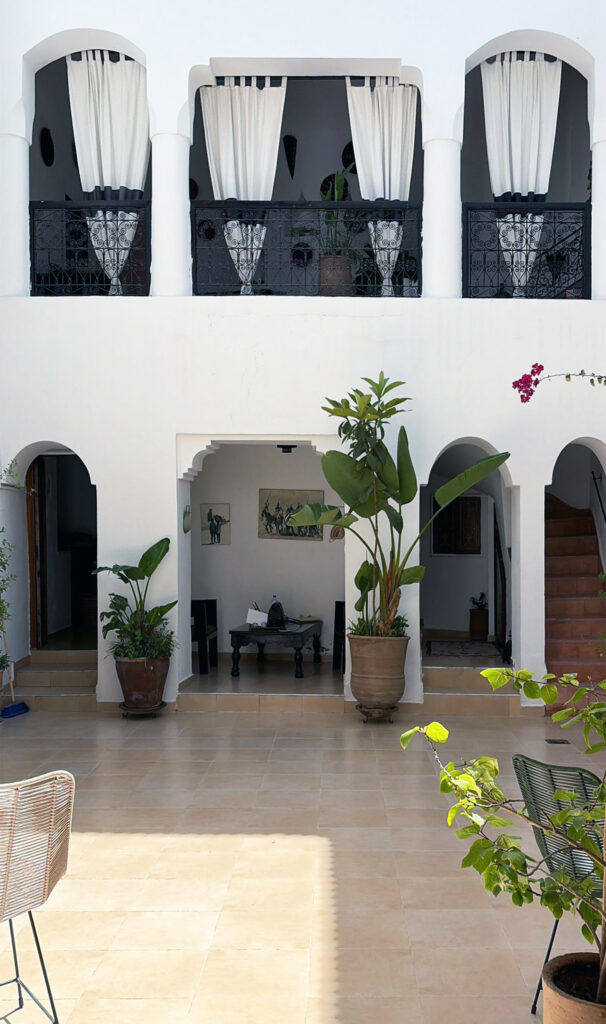 Il riad ha un cortile centrale con del verde e il ballatoio con le tende per mantenerlo sempre ombreggiato. La colazione, abbondante e buonissima a base di marmellata e miele da spalmare su soffici baghrir, viene servita in terrazzo sul divano sotto delle tende.