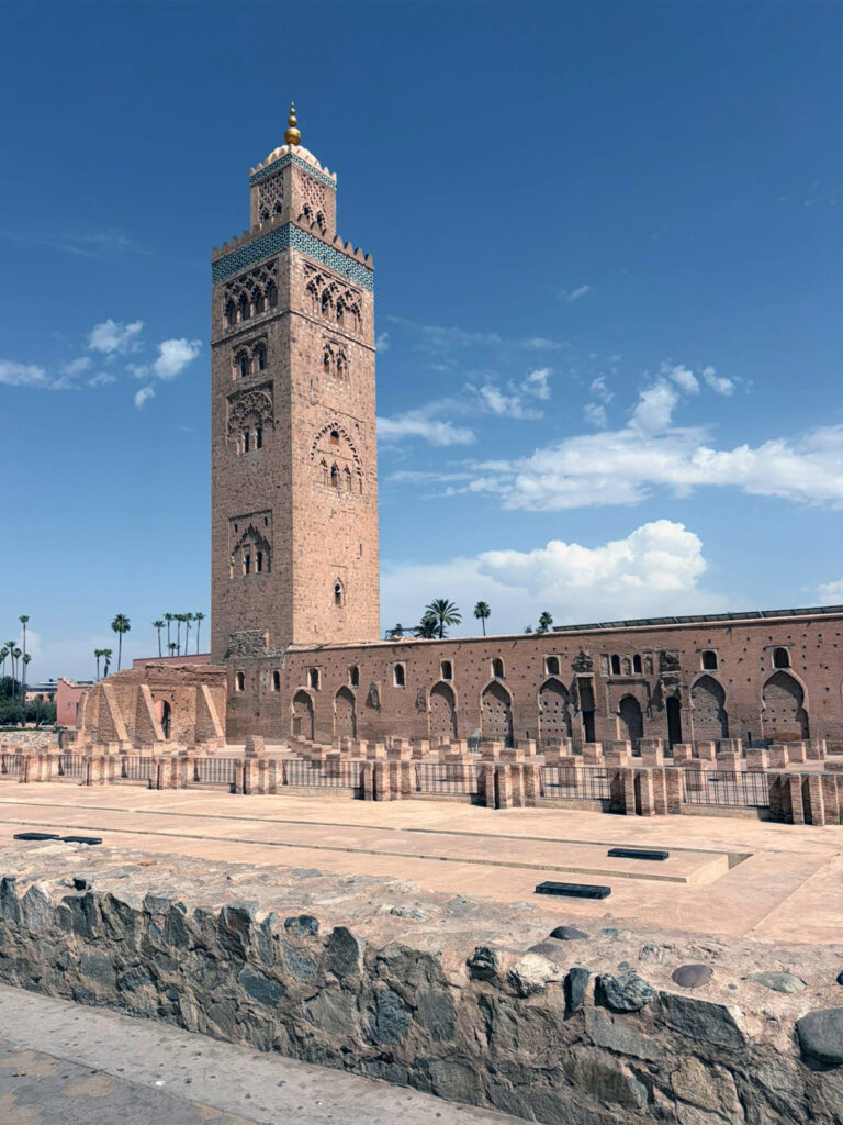 Moschea della Koutoubia. Il suo minareto è il simbolo della città ed è stato appena restaurato a seguito del terremoto del 2023.