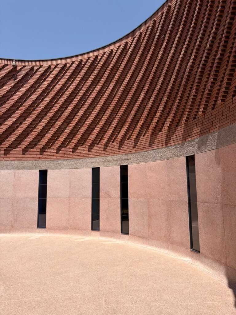 Il cortile circolare interno con i “drappeggi” di mattoni del Musée Yves Saint Laurent.