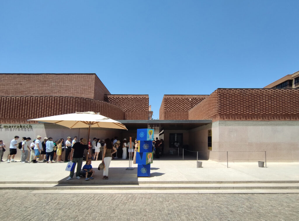 Fronte su strada de Le Musée Yves Saint Laurent Marrakech progettato dallo studio KO.  