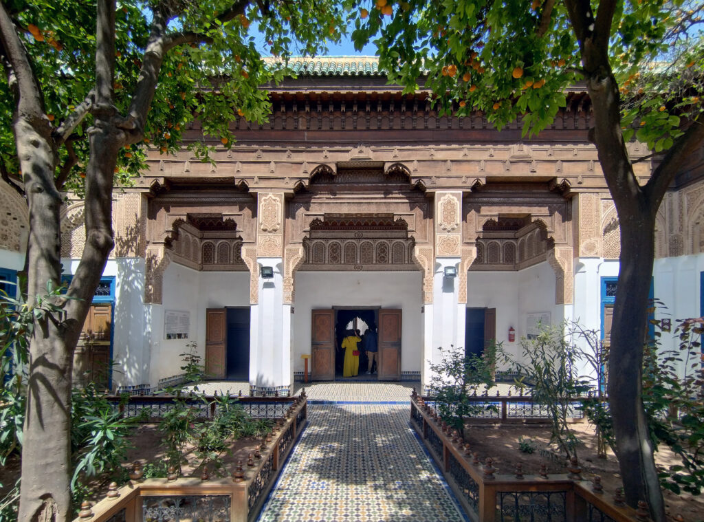 Il fresco petit riad di Palais de la Bahia vicino all’ingresso.