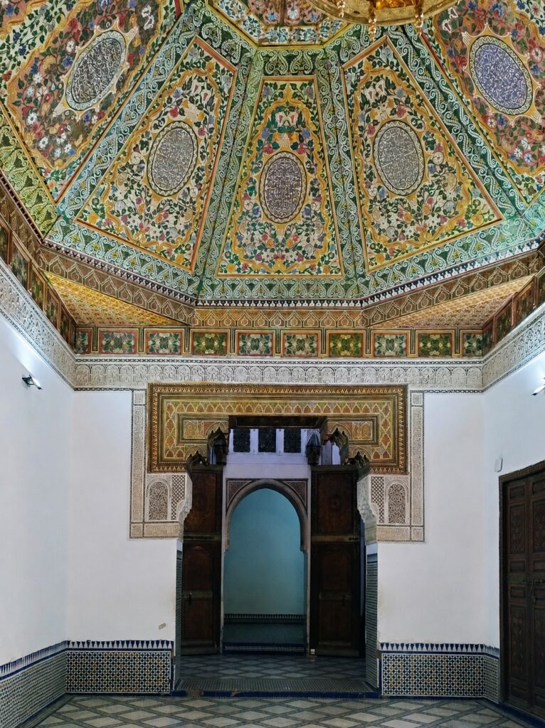 Gli spettacolari soffitti lignei di Palais de la Bahia e le sue porte.