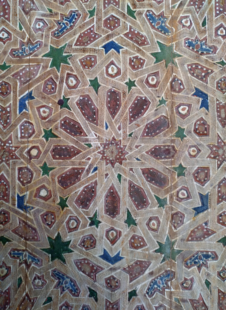 Particolare del decoro di una porta lignea a Palais de la Bahia