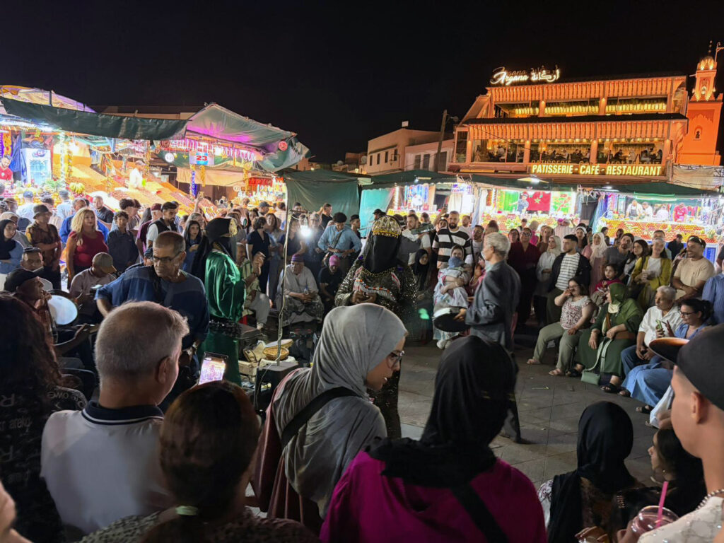 Piazza Jamaa el Fna. La sera diventa il posto più affollato della città e si riempie di musiche, danze, giochi, venditori, bancherelle di succhi e cibo e donne che ti disegnano le mani con l’henné. La follia della piazza ti coinvolge nel suo vortice festoso.