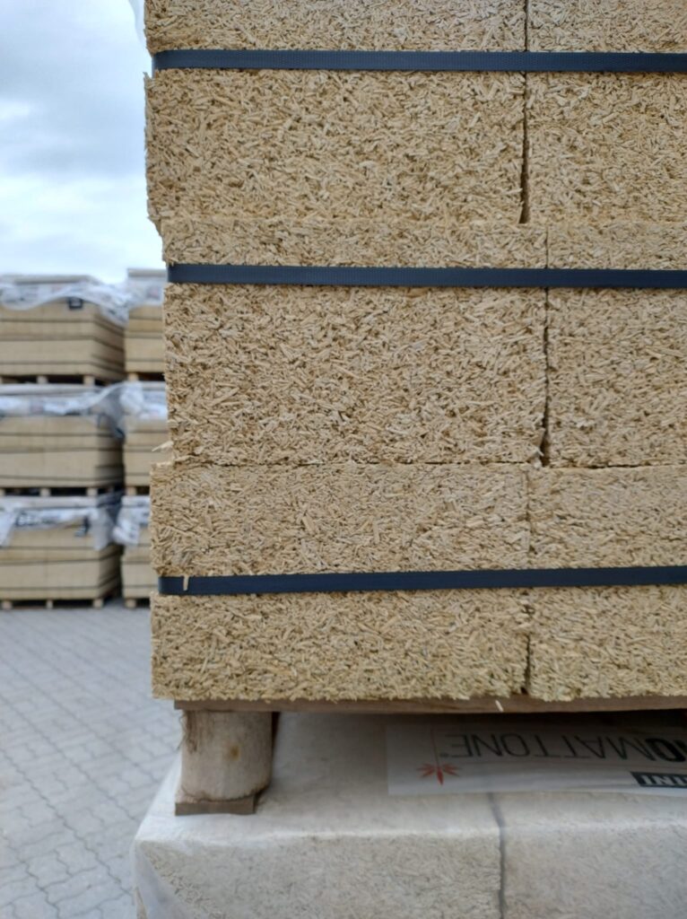 Lotti di mattoni ecologici pronti per la spedizione nei cantieri per costruire case passive.
