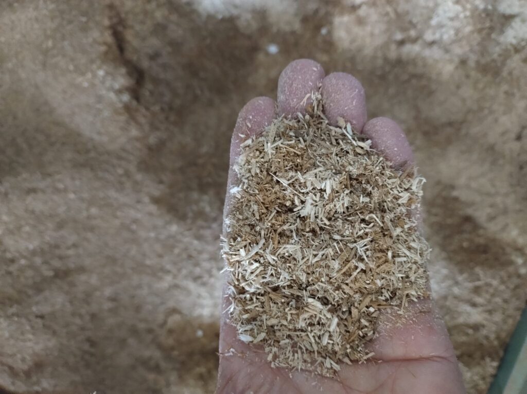 Dettaglio del canapulo puro, la materia vegetale naturale utilizzata per isolare termicamente le case ecologiche.