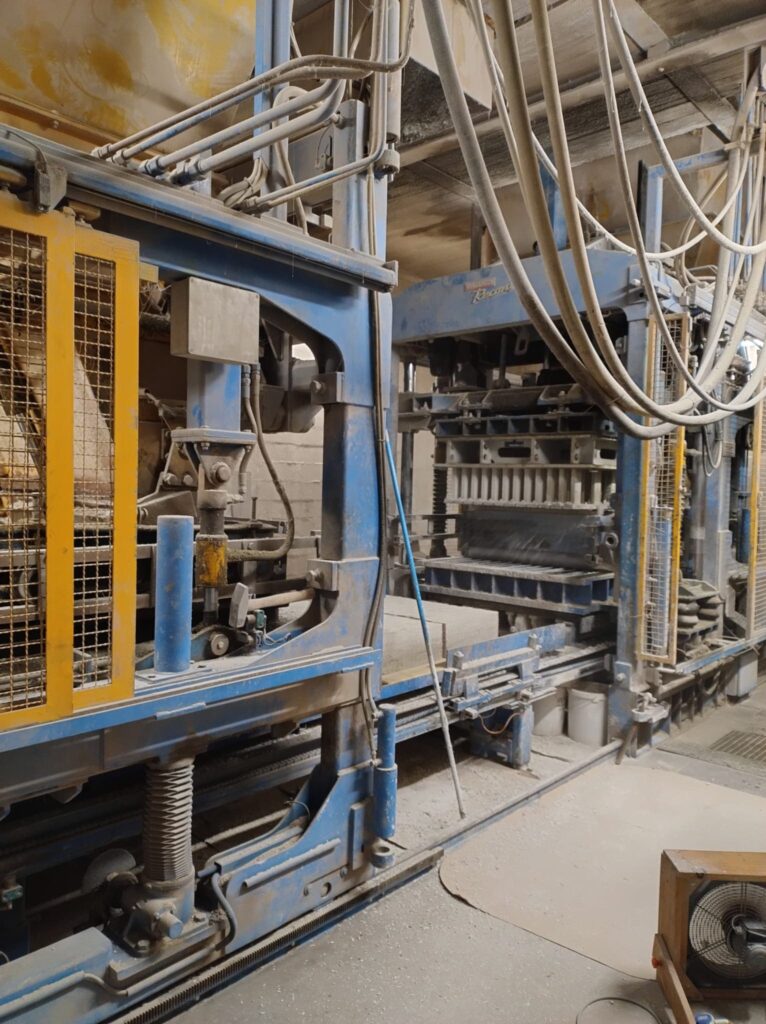 Macchinari per la produzione del biobeton, dove la canapa viene miscelata con leganti naturali.