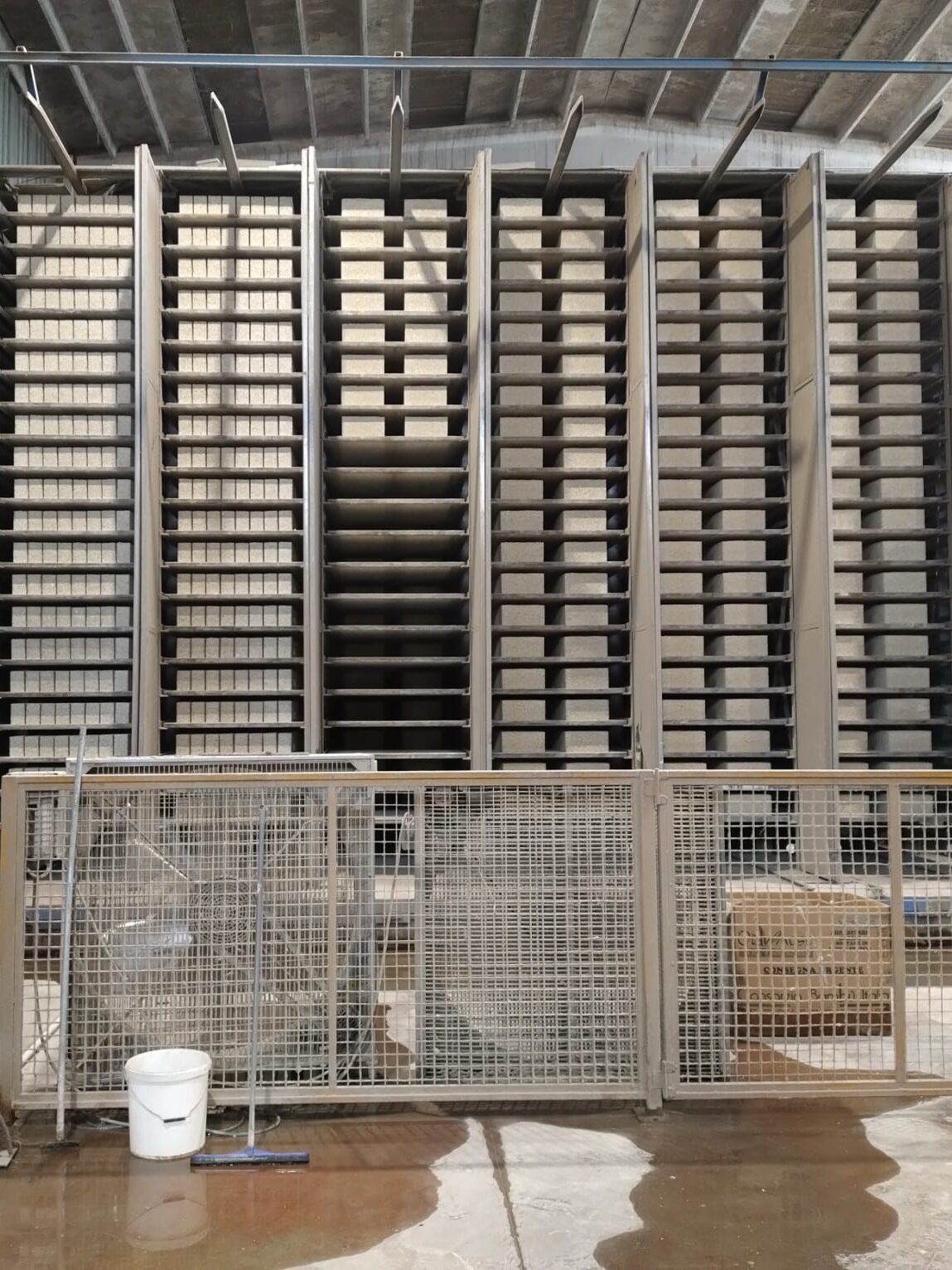 Fase di asciugatura naturale dei blocchi in canapa all'interno degli scomparti dello stabilimento produttivo.