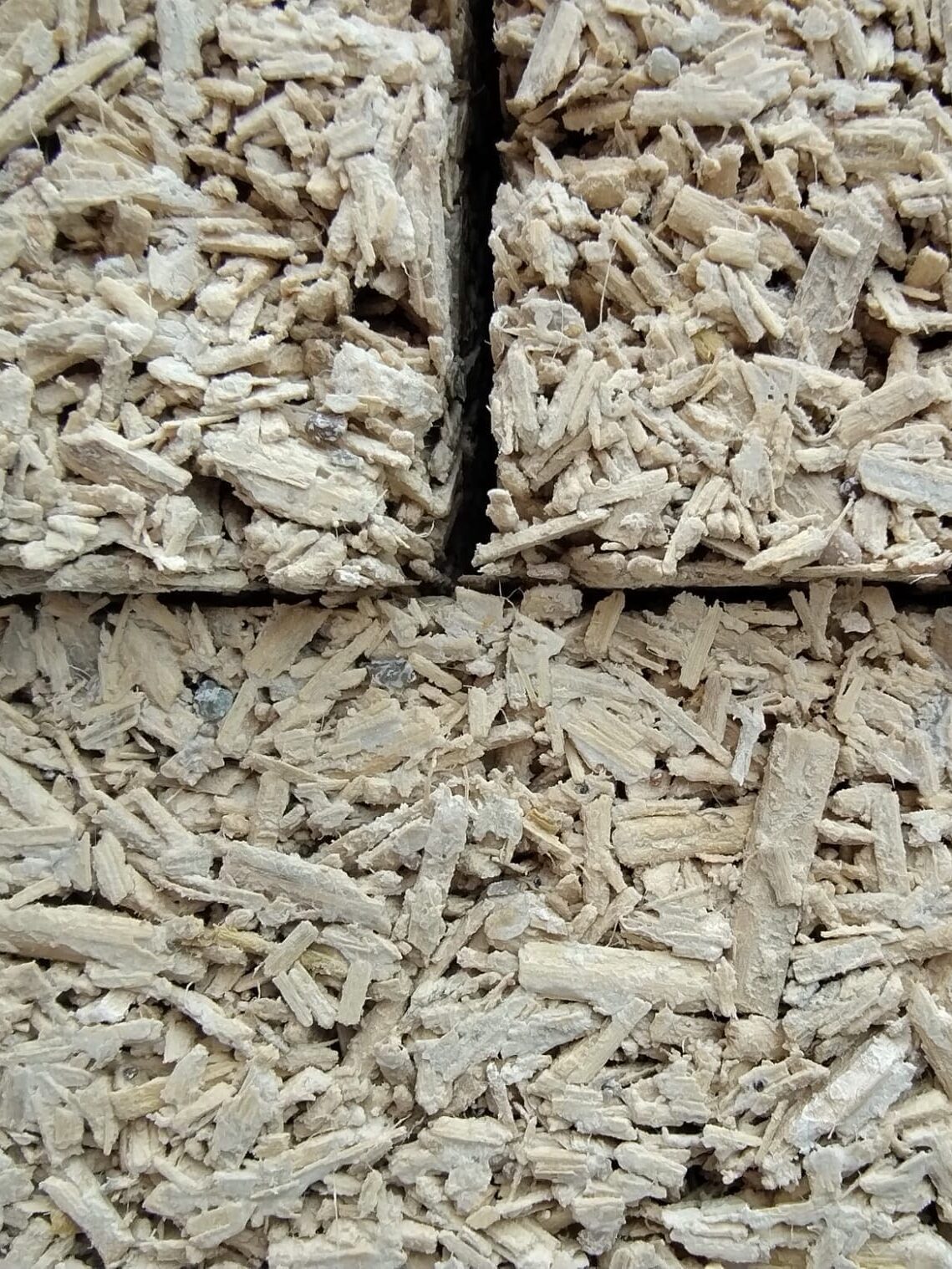 Primo piano della texture traspirante del biomattone, essenziale per prevenire la muffa negli edifici.
